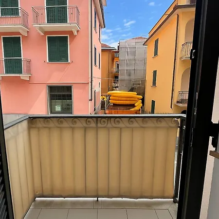 Alice's - 20 Steps From The Sea *