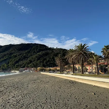 Alice's - 20 Steps From The Sea