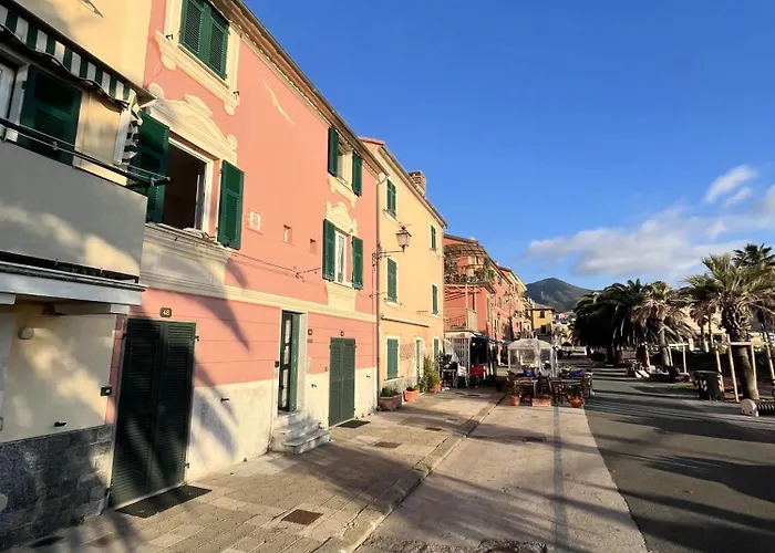 Alice's - 20 Steps From The Sea *