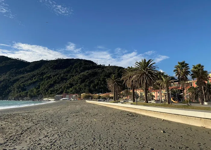 Alice's - 20 Steps From The Sea